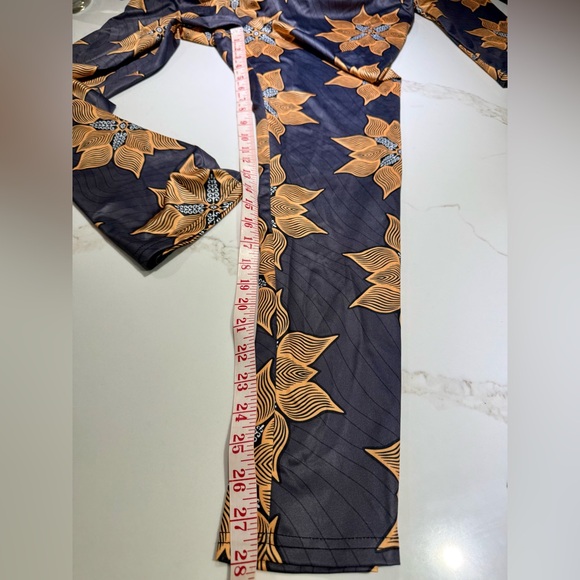 NWOT JUMPSUIT, 1-piece, V-Neck, Zipper, 3/4 Sleeves, Pockets, Flowers.Size L - Picture 8 of 10